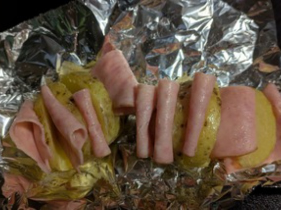 【画像】昨日シーズニングしたダッチオーブン的なのものでじゃがいもの美味しそうなやつ作るよ