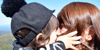 嫁とハグやキスすると息子(2歳)がきぃー！っと怒りながら俺を叩くんだが…