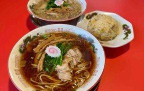 南区大通南にオープンしたラーメン店『越後拉麺しなのや』で『生姜醤油拉麺』『半炒飯セット』『背脂生姜醤油拉麺』食べてみた。