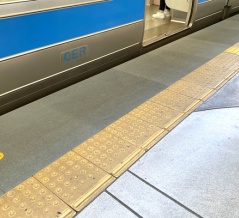 小田急の新百合ヶ丘駅で行われているホームドア設置準備工事のその後