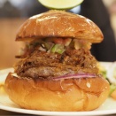 名古屋・伏見｜メイホクバーガーの期間限定「プルドポークバーガー」