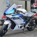YZF-R25ホワイト 今なら１台即納です！(ついでにR6も)