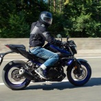 マニュアルの車とかバイクって一時停止のたびにギアを1速に落とさなきゃいけないんでしょ