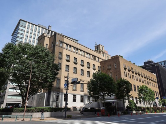 学士会館が隣接ビルと一体的に地上21階、高さ約100mのオフィスビルに建替え！旧館は保存されます