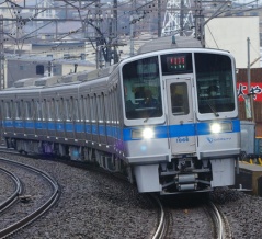 リニューアル後の小田急1000形の内装にはどんな狙いがあるのか