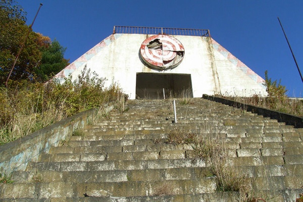 仄暗いお散歩 カルトufo教団 ピラミッド登り