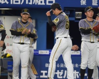 【阪神】岩崎痛恨　２死二塁から死球、四球…満塁でオースティンに逆転２点打浴びる