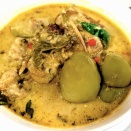 バンコクのビブグルマン食堂「サングワンシー」でタイ茄子たっぷり「魚団子のグリーンカレー」と茎シャキ「空心菜炒め」