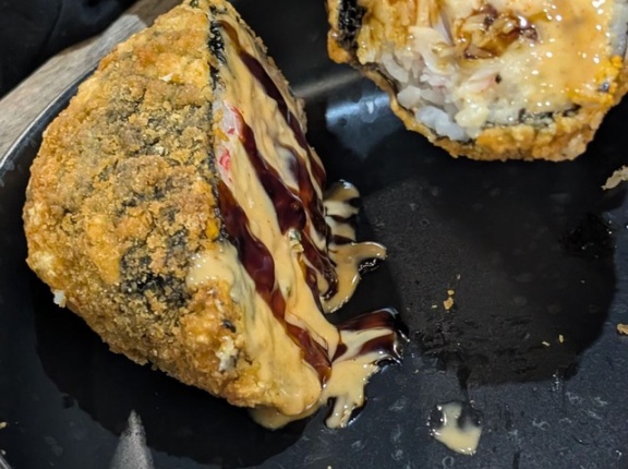 外国人「このフライド寿司バーガーを見てくれ、犯罪としか思えない」