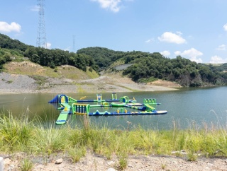 体力勝負！？「ダムパークいばきた」大人も子どもも夢中になれる水上アスレチック体験