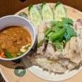 上野のタイ料理「シヤートムヤムクン」でチキンライス「カオマンガイ」とタイバジル香る「グリーンカレー」