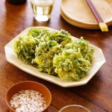 『天ぷら粉を使えば簡単に作れてしかも手軽にサックサク！！暑い夏場のビールなどのお酒のおつまみに最適♪レモンとクミン塩でいただく「パクチーのかき揚げ(パクチーの天ぷら)」【レシ』の画像