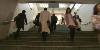 階段でリーマンが前にいたOLの女性を突き飛ばしたらしく、4～5人が転び怪我 → 目撃者の証言と防犯カメラでの映像が全然違くて衝撃的だった