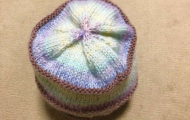 『色とりどりの毛糸でメリヤス編みだけで簡単に作る帽子』の画像