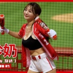 【画像】最近のチアリーダー、お〇ぱいの3割が見えてしまうｗｗｗｗｗ