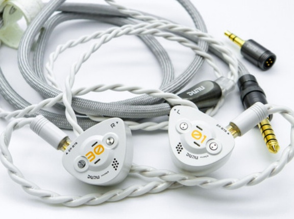 「DUNU DK3001BD」 デザインを一新、4マイクロ平面+4BA+1DD構成でクールなトライブリッドサウンドを実現したアッパーミドル級高音質イヤホン【レビュー】