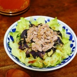『電子レンジで簡単♪五香粉が香りピリ辛なドレッシングでいただく★豚となすとレタスのサラダ【スパイスアンバサダー2023】【レシピ2131】』の画像
