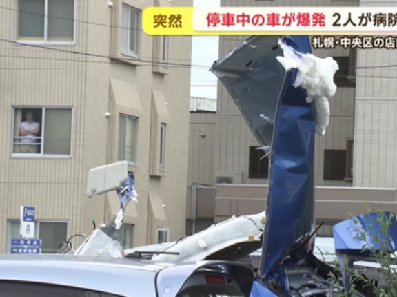 店舗の駐車場で車が突然爆発し２人けが　屋根が大破し隣の車の窓ガラス吹き飛ぶ