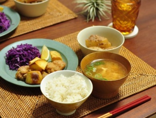 サツマイモでボリュームアップした鶏のから揚げで晩ごはんと豚肉と玉ねぎのたれ炒めで晩ごはん