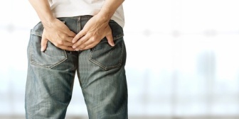 尻がかゆいと食事中に叫び出し、スプレータイプの薬を塗るよう要求された。食事中なので少し我慢できないかと提案したら…