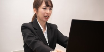 プライドが高くて自分が頭がいいと思ってる人に、自分が馬鹿なんだと自覚させるにはどうしたらいいんだろう？同僚にそういう人がいるんだけど…