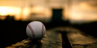 野球は特に嫌いじゃないんだけど、甲子園の吹奏楽やチアの応援が何となく冷めた感じがするのは、いったいどういう心理だろう？