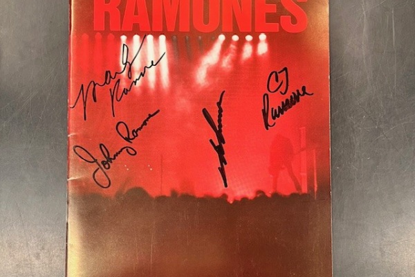 サイン入り!】 RAMONES 1993年来日公演パンフレット入荷!! : CD