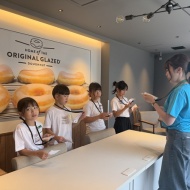 【心斎橋】ドーナツ店で小学生が英語で接客体験