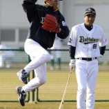 『【野球】岡田監督が併殺プレーを実演「とにかく早く放ったらええんや」　実演３回中２回はボールをこぼす』の画像