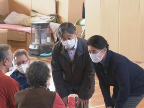 天皇夫妻熊本訪問を一日延期　天候悪化のため