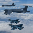 空自の対艦番長F-2が巨大な怪鳥B-52を護衛…圧巻の3か国編隊が東シナ海で実現！