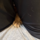 股をこじ開けて手が出てくる