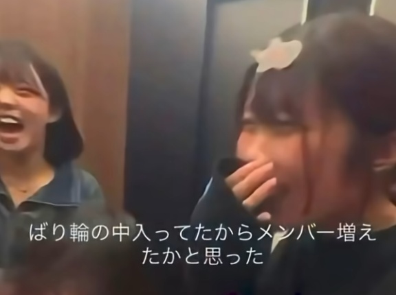 日本の女子学生らが一人の男性を笑い者にする動画が大炎上！　海外の反応。