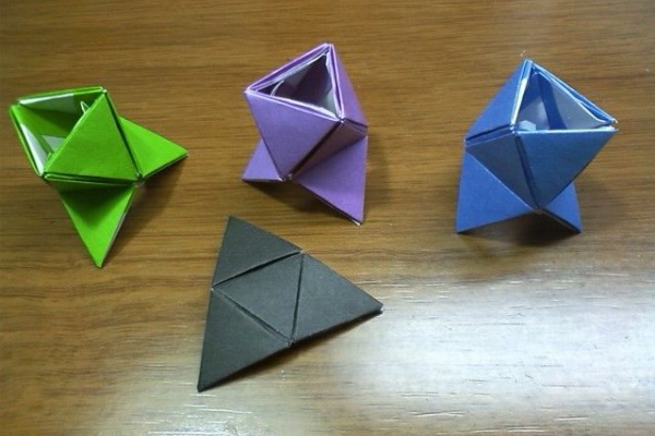 新しい立体的な折り紙を作ります 11年02月