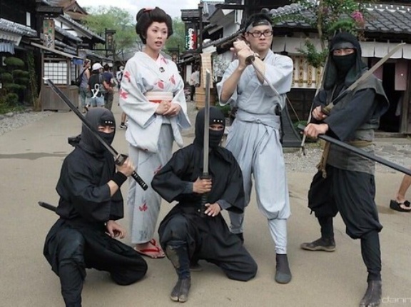 イギリス「お前らの国のステレオタイプな服装って何？」日本「こんな感じ」