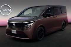 新型「エルグランド」の外観に賛否　王者「アルファード」も黙ってない？