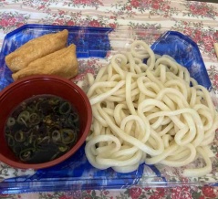昼ご飯　私はうどん、妻はそば