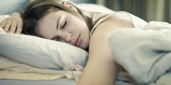 彼女が起きないし、起きようとしない。起こそうとしても起きないし無理やり起こしたら不機嫌になる。仕事休んで寝てることもありどうすればいいのか…