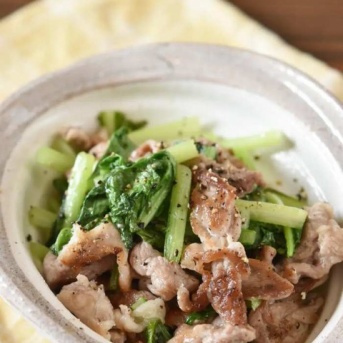 冷蔵庫にあるものでパパッと完成！豚こま×小松菜おかず