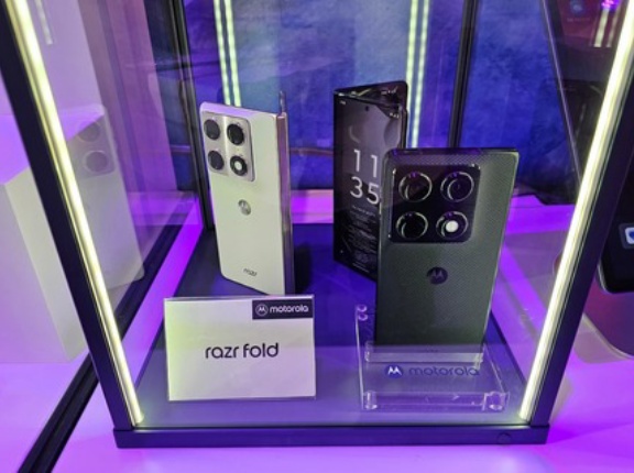 モトローラ初の横開き型フォルダブルスマホ「motorola razr fold」が日本電気硝子の超薄板ガラス「Dinorex UTG」を採用！razr 50・60に続き