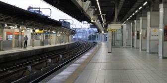 赤子抱っこして優先席近くのドアのとこに並んで電車待ってたら、すぐ斜め後ろにピッタリとおばさんが。私(なんでわざわざここに？)→電車来て…