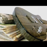 『700枚の新聞紙からギターを作ってみた』の画像