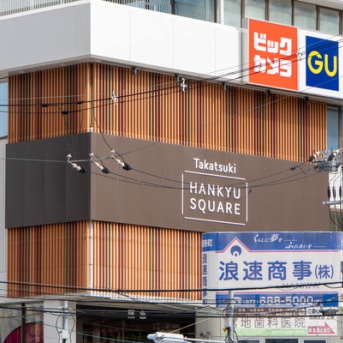 高槻阪急スクエアにカプセルトイ専門店「#C-pla」がオープンしてる。平日でも行列できてた