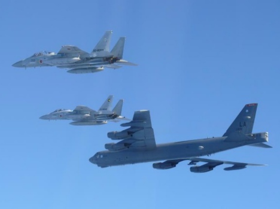 日米が核搭載可のB52爆撃機やF35戦闘機で中露を牽制したことが海外で話題に！　海外の反応。