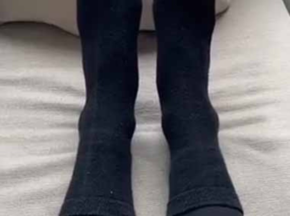 彼女がユニークな柄の靴下を履いていた。おそろいだね → いっしょに暮らす彼の足はこちらです…