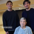 坂口憲二　83歳の父・征二さんの近況報告「ご覧の通り元気だと…」オカダ・カズチカとの再会ショットも