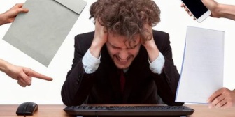 年度末の忙しい時に、嫁から「仕事終わりが遅いの？転職は？」など何度も言われる。家族のために一生懸命働いてるんだよ！