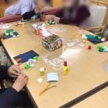 『ペットボトルのキャップで作品作り』の画像