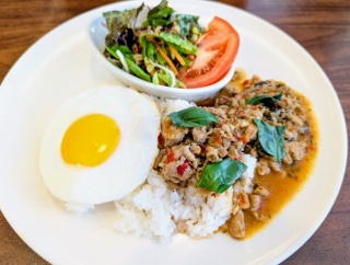 ファミレス「ジョナサン」で「タイ風ガパオライス」（※バジル香はしっかりとー）