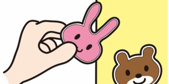 【娘がかわいい】タンスをシールだらけにしてるけど、妻も子供の頃に自宅のタンスや柱をシールで覆ってたから特に叱らない。